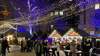 Die Lichterdecke in der Mitte des Budendorfes wie hier 2021 wird es auch beim diesjährigen Ludwigshafener Weihnachtsmarkt wieder geben.