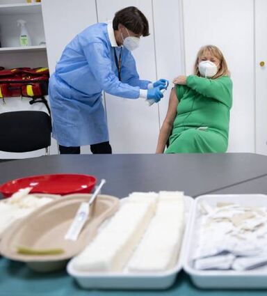 Impfen und Masketragen bleibt auch bei sinkenden Zahlen wichtig.
