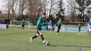 Ist einigen seiner Altersgenossen in seiner Zukunftsplanung voaus: Tim Schmitt, der beim VfR Friesenheim seit 13 Jahren am Ball ist, aber jetzt schon an die berufliche Laufbahn als Netzwerker denkt.