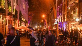 Gut gefüllte Straßen und Stände beim Nachtwandel im Jungbusch in Mannheim.
