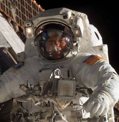 Schlegel beim „Spacewalk“ während seiner ISS-Mission 2008.