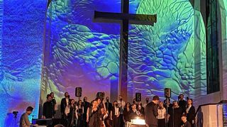 Lukas DeRungs (links) mit seinem Quintett und dem Freiburger Jazzchor bei der Uraufführung seiner „Kosmos“-Suite in der Konkordienkirche Mannheim.