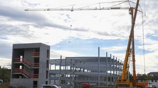 Die zwei Treppentürme und große Teile des Stahlbaus der Etagen stehen schon: die neue Quartiersgarage an der Ecke Wingertsbuckel/Talstraße.