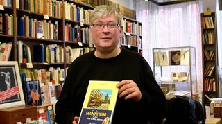 Hartmut Ellrich nutzte bewusst das schöne Ambiente der Quadrate-Buchhandlung, um sein neues Buch vorzustellen.