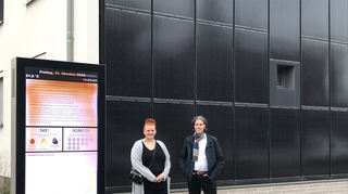 Bewohnerin Olivia Bonesteel und Gregor Kiefer von der GBG.