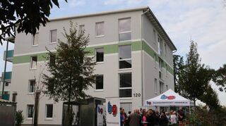 Das Interesse im Quartier ist groß: Die Baugenossenschaft stellt das neue Passivhaus in der Kirschenstraße 120 vor.