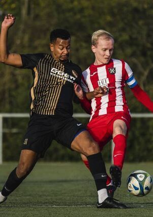 Lorschs Jesse Dorval (l.) gegen TVL-Kapitän Mathis Frerking.
