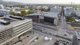 Der Europaplatz aus 50 Metern Höhe, vom Obergeschoss des künftigen „Atlantic“-Hotels gesehen. Rechts sind Gruben, in die Bäumegepflanzt werden.