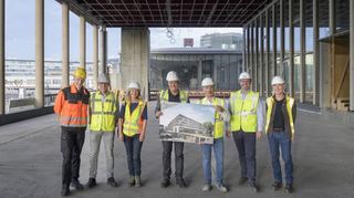 Kai Dreesbeimdiek, Geschäftsführer des Bauherrn – der Gustav Zech Stiftung Management GmbH – (3.v.r.) mit Vertretern der Stadt und OB Eckart Würzner.