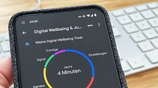 Bestimmte Apps zeigen auf, wie viel Zeit man wirklich mit dem Smartphone und sozialen Medien verbringt.