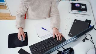 Wer sich eine gute Lern- und Arbeitsumgebung schaffen möchte, sollte das Handy in einen anderen Raum legen.
