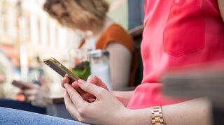 Beim Treffen mit Freunden sollte das Smartphone in der Tasche bleiben.