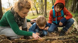 Die Natur ist ein guter Ort, um bewusst Freiräume für Kinder zu schaffen und die Sinne zu schärfen.