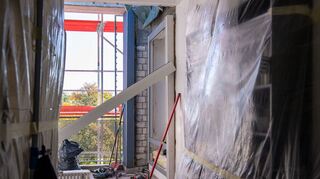 Wer sein Haus sanieren möchte, muss sich auf lange Wartezeiten durch Lieferengpässe und Handwerkermangel einstellen.