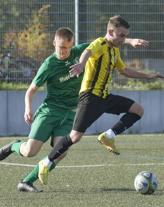 Alexander Haas (l.) vom TSV Amicitia Viernheim versucht gegen Ladenburgs Julian Haun an den Ball zu kommen.