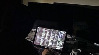 Hacker (Symbolbild) haben einen Angriff auf die Kreisverwaltung in Ludwigshafen gestartet.