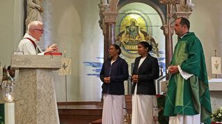 Feierliche Begrüßung im Pastoralteam: Pfarrer Kern (l.) und Pfarrer Rauch mit den Schwestern Mariana Lakra (l.) und Kanchan Lata Edgu.