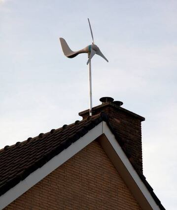 Eine kleine Windkraftanlage auf einem Hausdach in den Niederlanden.