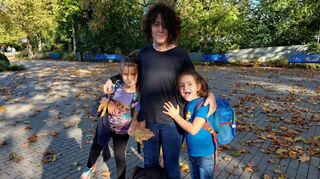 Tamara Guerrier mit ihren Töchtern Olivia (links) und Estelle. Das Trio hofft, Federn zum Basteln zu finden.