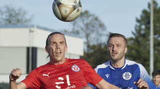 Robin Szarka (VfR, l.) behauptet den Ball gegen den Heddesheimer Enis Baltaci.