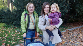 Von Links: Jutta Luig, ihre Tochter Dorothee Kaiser und die dreijährige Antonia finden, dass es in dem Park tolle Möglichkeiten für Kinder und Erwachsene gibt.