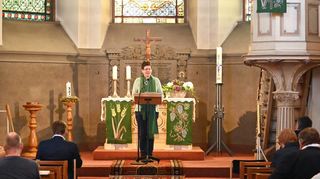 Die evangelische Pfarrerin Tanja Schmidt verkündete bei der Gemeindeversammlung am Sonntag in der Kirche das Ende des Projekts „Gemeindehaus“.