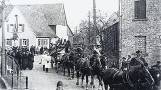 Ein Höhepunkt in der Heddesheimer Kirchengeschichte: Zwei neue Glocken werden 1921 vom Reichsbahnhof Großsachsen/Heddesheim durch den Ort zur Kirche in der Beindstraße transportiert.