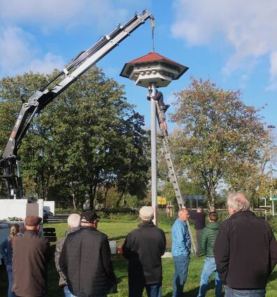 In Heddesheim gibt es an der Karl-Drais-Schule ein neues Schwalbenhaus. Aber auch Fledermäusen und Mauerseglern bietet der Turm in luftiger Höhe künftig eine Heimat.