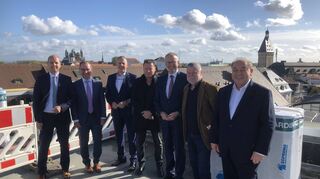 Bauherren mit Weitblick auf dem Dach des neuen Gebäudes: Thomas Sold (v.l.), Rudolf Müller, Dirk Borgartz (Vorstand), Architekt Markus Fritz, Till Meßmer (Vorstand), Bauausschussvorsitzender Thomas Grebner und Ex-Vorstand Winfried Szkutnik.