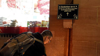 Mit Kerzen, Blumen und einer Tafel soll an den 47-Jährigen erinnert werden, der bei einem Polizeieinsatz Anfang Mai am Marktplatz ums Leben gekommen ist.