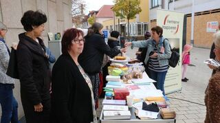 Zum Auftakt von „ViernheimConnected“ informieren die Integrationslotsinnen und der Hospizverein bei Kaffee, Plätzchen und Kuchen über ihre Arbeit.