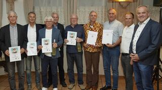 Der Tennisclub ehrte Manfred Kissel (v.l.), Peter Jakob, Rainer Molitor (Mannschaftsführer), Hubert Mallig, Horst Saam, Alfred Schwöbel, Matthias Montag, Stephan Dörner, Jan Gretzler und Volker Finkelmeyer.