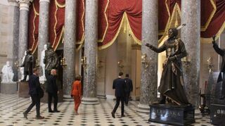 Die Säulenhalle, gerade läuft Nancy Pelosi (M.) mit Body Guards vorbei.