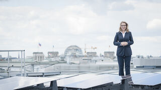 Über den Dächern von Berlin: die Wirtschaftswissenschaftlerin Claudia Kemfert, die beim DIW Berlin die Fachfrau für die Themen Energie, Klima und Umwelt ist.