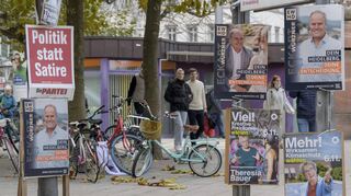 Auf dem Bismarckplatz: Die beiden wohl aussichtsreichsten Kandidaten – Amtsinhaber Eckart Würzner und die Ex-Wissenschaftsministerin Theresia Bauer – im „Plakate-Duell“