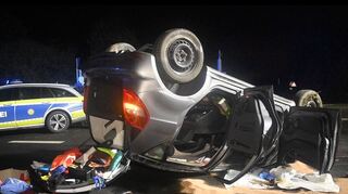 Bei einem Unfall auf der B44 zwischen Mannheim-Sandhofen und Lampertheim hat sich in der Nacht zum Samstag ein Auto überschlagen.