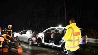Fünf Menschen sind am frühen Samstagmorgen bei einem Auffahrunfall auf der A67 im Kreis Bergstraße schwer verletzt worden