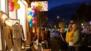 Beim Kinderfriseur „Pippi“ Sabine und Salon Armin in der Lange Rötterstraße in der Neckarstadt-Ost präsentiert Ninette Yalcin (links) personalisierte Handmade Baby- und Kindersachen aus ihrer „Kinderschatztruhe“.
