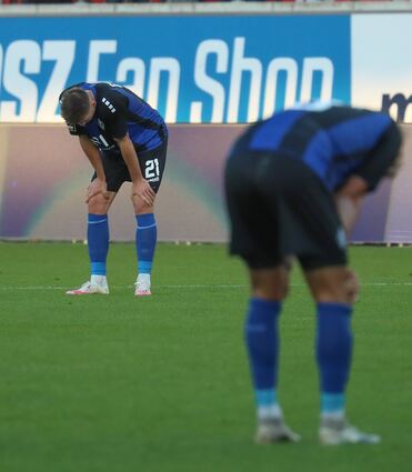„Wir fahren weit, wir fahren viel und wir verlieren jedes Spiel“, sangen die frustrierten Waldhof-Fans in Halle. Alexander Rossipal (l.) und Baris Ekincier blicken nach dem Abpfiff enttäuscht zu Boden.