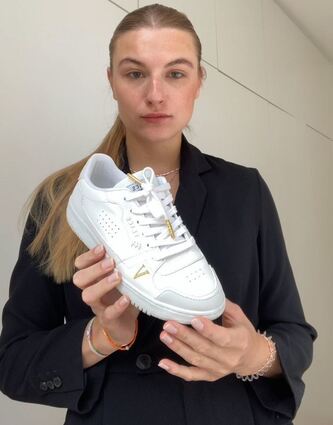 Wichtig ist ihr, dass für die Produktion ihrer Sneaker kein Tier leiden muss: Viola Weller mit dem Resultat ihres kreativen Prozesses.