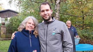 Arm in Arm für den guten Zweck: Fanini-Vorsitzende Susanna Grieser und Stadionsprecher Jens Schneider.