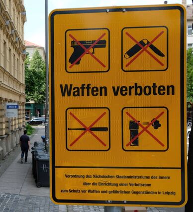 Das Schild zur Waffenverbotszone in Leipzig rund um die Eisenbahnstraße wird auf absehbare Zeit wieder entfernt.