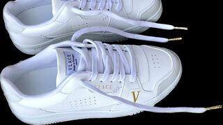 Schnürsenkel mit goldenen Endkappen: vegane Sneaker von Vlace.