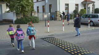 Erst abbremsen, dann beschleunigen: Die Situation vor der Schule in der Bibliser Kirchstraße wünschen sich viele Bürger anders.