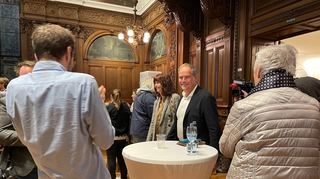 Amtsinhaber Eckart Würzner mit seiner Frau Janine im Heidelberger Ratssaal.