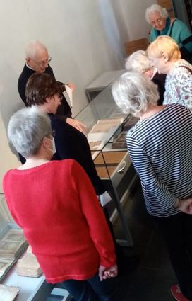 Herbert Kempf stellt den Besucherinnen die einzelnen Exponate vor.