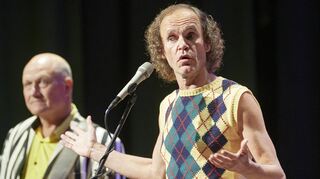 Fühlt sich in der Hans-Pfeiffer-Halle mit all den „Lampertheimeristen und Lampertheimereusen“ sehr wohl: Olaf Schubert.