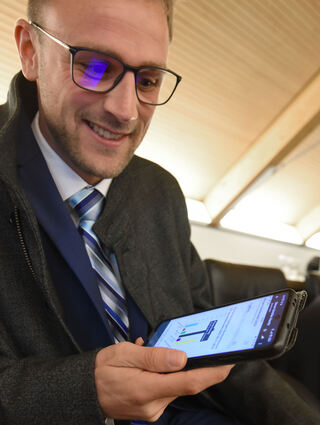 Florian König informiert sich über den Stand der Auszählung.