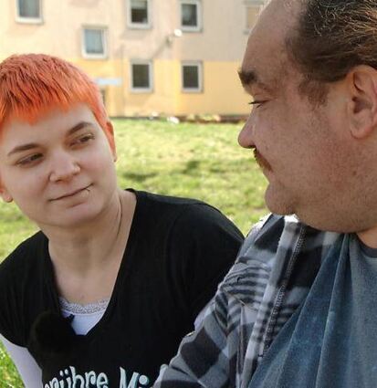 Nadine mit ihrem Vater in der SWR-Doku zur Bayreuther Straße.