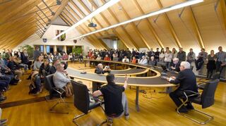 Im Bürgersaal werden mit Spannung die einlaufenden Ergebnisse erwartet.